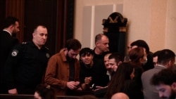 ომარ ფურცელაძე ესაუბრება თავის დაცვის ქვეშ მყოფ გურამ მირცხულავას.