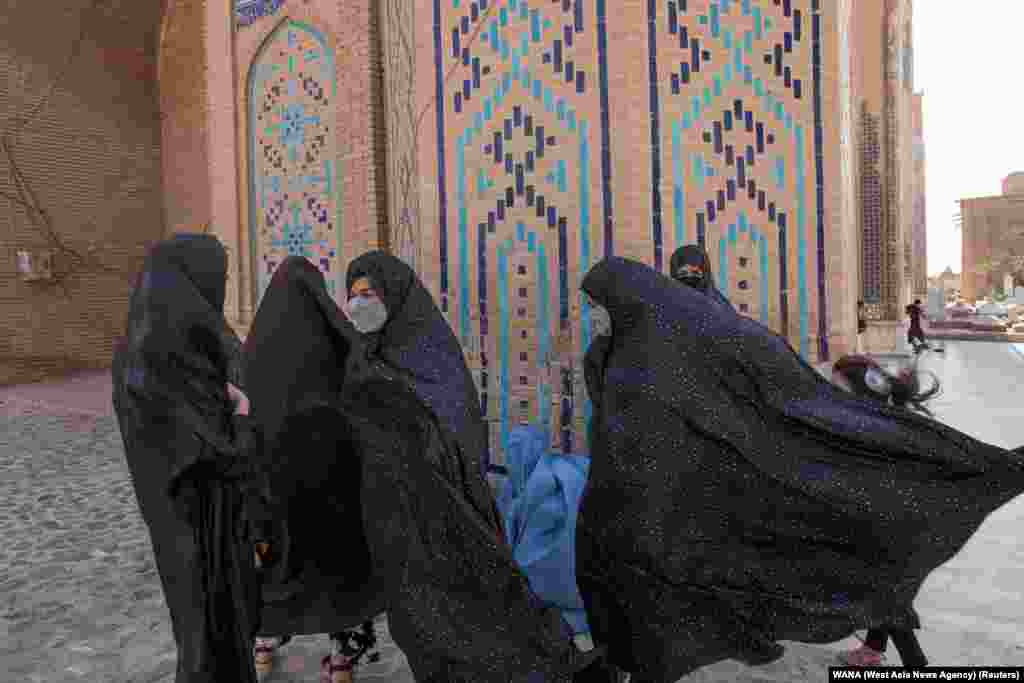 Afganistanke, potpuno pokrivene, prolaze blizu džamije u gradu Herat. (10. septembra 2021)