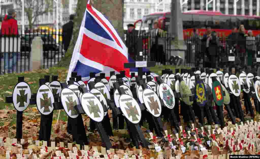 В 11 часов дня 11 ноября 1918 года официально закончилась Первая мировая война. С тех пор каждый год в этот день Великобритания поминает всех своих героев, тех, кто не вернулся с полей сражений современной истории. 