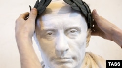 Бюст Владимира Путина в Санкт-Петербурге работы скульптора Павла Грешникова