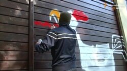 Молодики у балаклавах напали на будинок Добкіна та міськраду Харкова Молодики у балаклавах напали на будинок Добкіна та міськраду Харкова