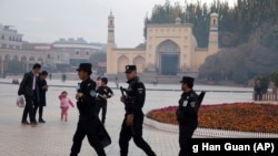 Kineski policajci patroliraju gradom Kašgarom, pokrajina Sinđijang, fotoarhiv