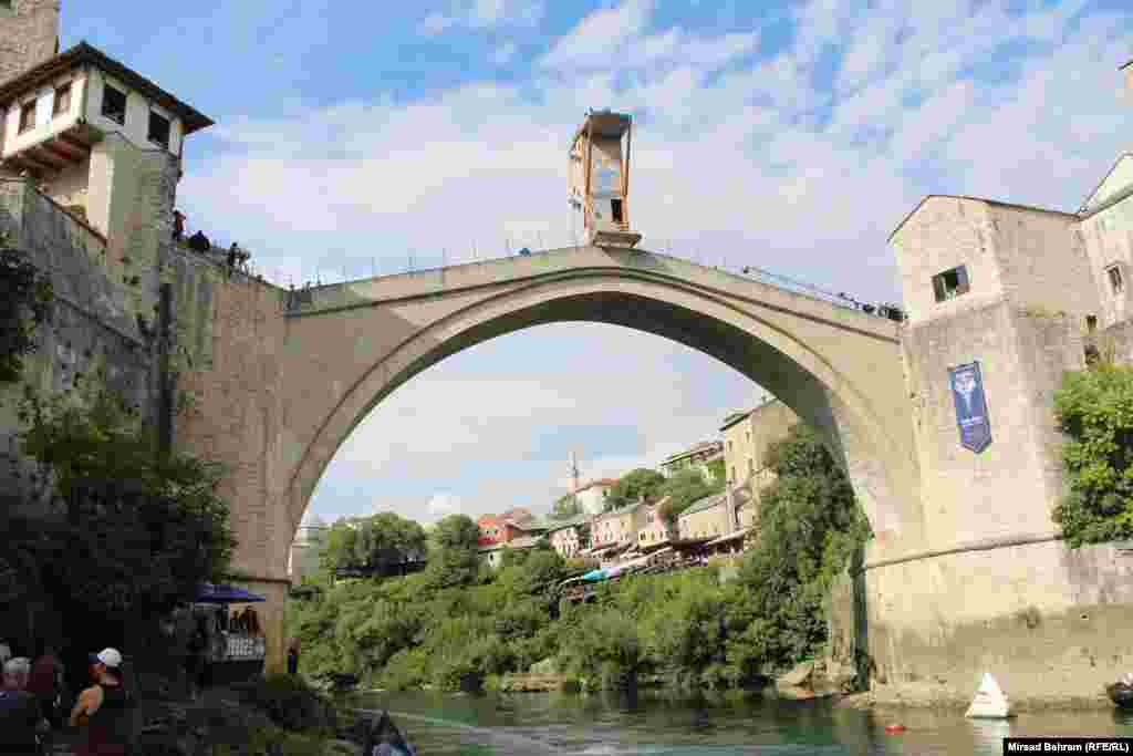 Visina s vrha platforme je 27, a s podnožja 21 metar od vode.