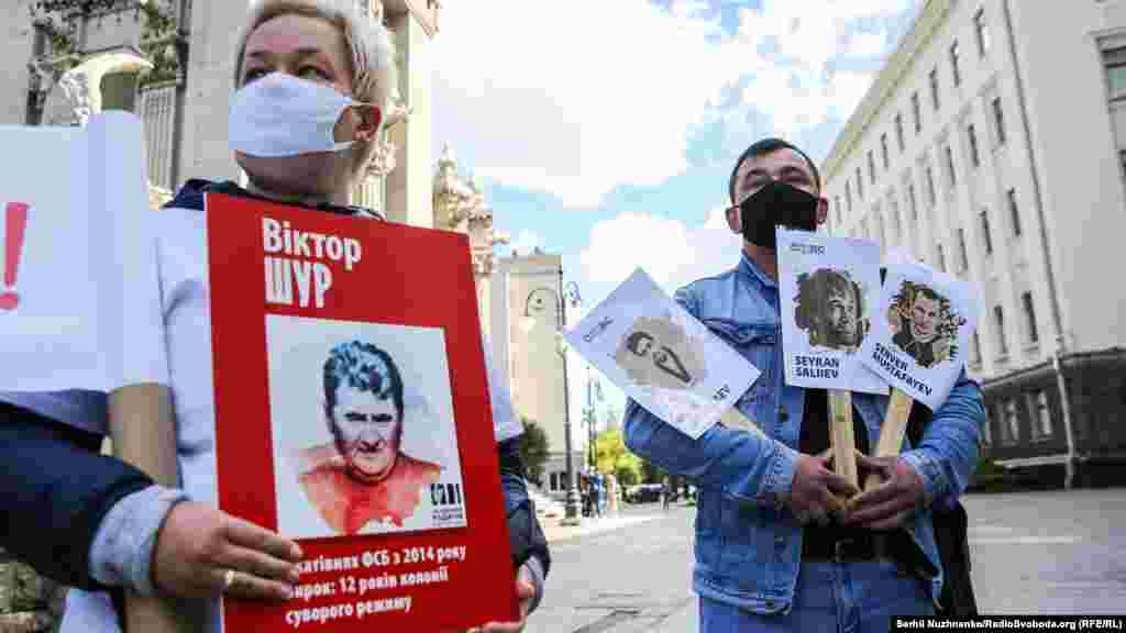 Работающего в России черниговца Виктора Шура задержали в декабре 2014-го якобы за оскорбление милиционера. В октябре 2015 года Брянский областной суд Виктора Шура признал виновным в шпионаже в пользу Украины и приговорил его к 12 годам заключения. Украинская сторона считает это дело политически мотивированным. Крымчанин Узеир Абдуллаев был фигурантом «дела Хизб ут-Тахрир» (первая симферопольская группа). В России его приговорили к 12 годам 6 месяцам заключения. Сейран Салиев и Сервер Мустафаев являются фигурантами второго бахчисарайского «дела Хизб ут-Тахрир». В России организацию считают «террористической», а всех подозреваемых в причастности к организации обвиняют в «терроризме». Защитники арестованных и осужденных по «делу Хизб ут-Тахрир» крымчан считают их преследование мотивированным по религиозному признаку