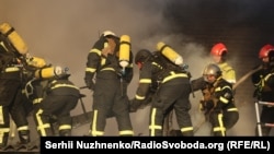 Ліквідація пожежі після російського удару в Києві, листопад 2024 року (ілюстративне фото)