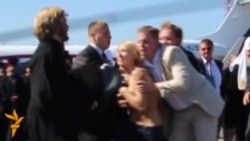 Активистка FEMEN разделась перед Кириллом Активистка FEMEN разделась перед Кириллом