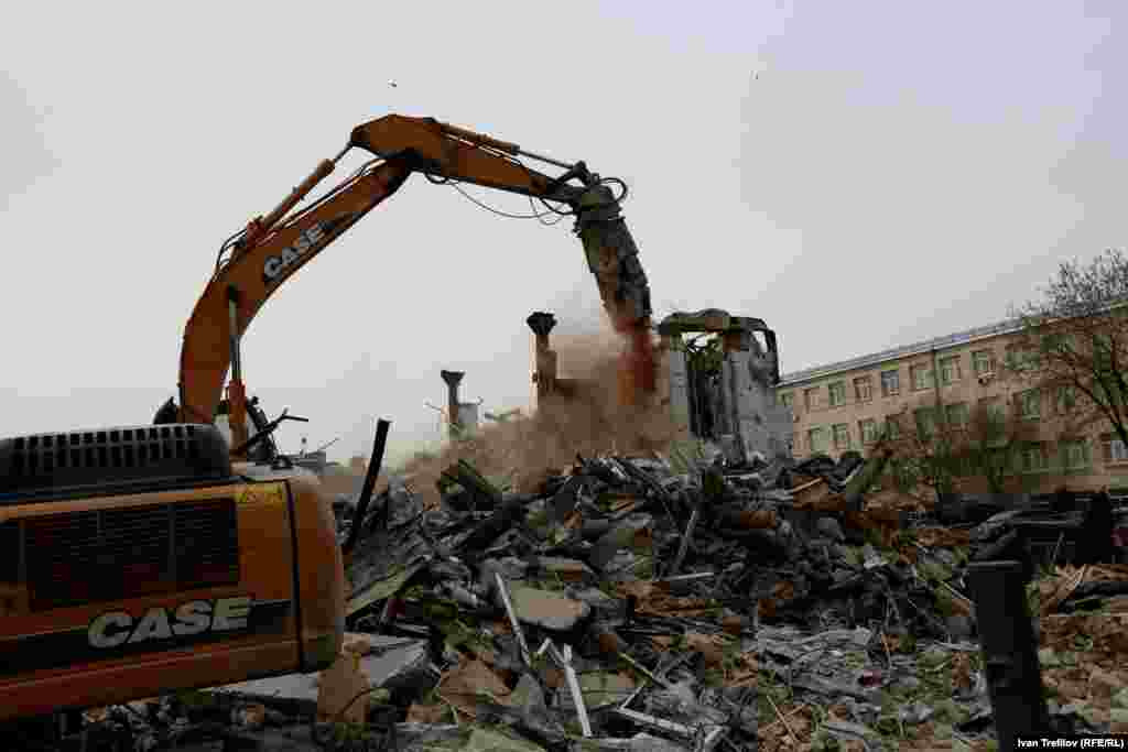 У станции метро "Баррикадная" сносят один, но достаточно крупный торговый павильн