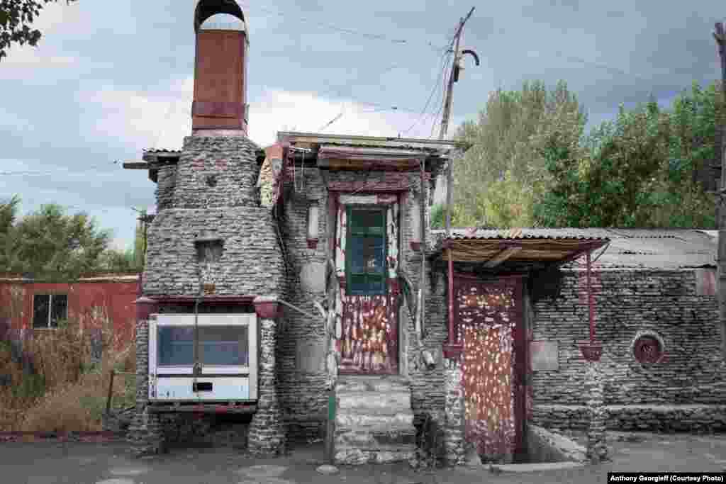 Через чотири роки Радянський Союз розвалився, і про швидке відновлення довелося забути. Сьогодні в Гюмрі люди все ще живуть у тимчасових спорудах. Ця була зроблена навколо мобільного причепу