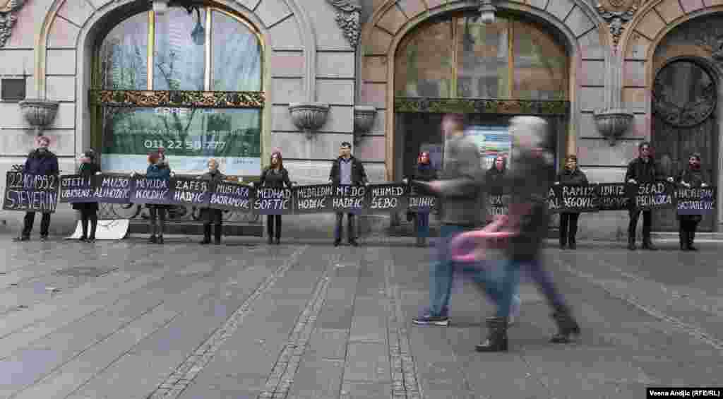 Članovi "Žena u crnom" su u beogradskoj Knez Mihailovoj ulici postavili crne transparente na kojima su belim slovima bila ispisana imena žrtava: Mehmed Šebo, Medredin Hodžić, Zafer Hadžić, Medo Hodžić, Ramiz Begović, Derviš Softić, Mithad Softić, Mujo Alihodžić, Alija Mandal, Sead Pecikoza, Mustafa Bajramović, Hajrudin Sajtarević, Esad Džihić, Idriz Gibović, Ramahudin Ćatović i Mevlida Koldžić.