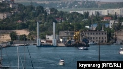 Самоподъемная платформа RCP-450 в Балаклавской бухте (на фото слева от пирса)