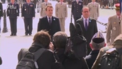 Олланд і Макрон разом взяли участь у церемонії з нагоди закінчення Другої світової війни (відео) Олланд і Макрон разом взяли участь у церемонії з нагоди закінчення Другої світової війни (відео)