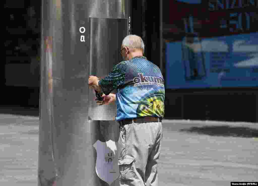 Pejanović podseća da su prognoze da će letnje temperature u svetu do 2050. godine porasti za još 1,2 stepena i na obavezu država potpisnica Pariskog klimatskog sporazuma iz 2015. da do kraja polovine veka značajno smanje emisiju gasova sa efektom staklene bašte.