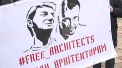 Хрести, ікони, підпал: у Києві активісти захищали архітекторів, а віруючі – будівлю УПЦ (МП) Хрести, ікони, підпал: у Києві активісти захищали архітекторів, а віруючі – будівлю УПЦ (МП)