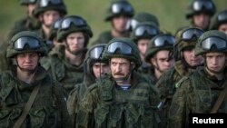 Ruski padobranci tokom vežbe na vojnom poligonu Nikinci 2014. godine