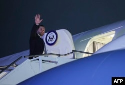Вице-президент США Джей Ди Венс машет рукой, поднимаясь на борт самолета после состоявшейся Мюнхенской конференции по безопасности, 14 февраля 2025 года