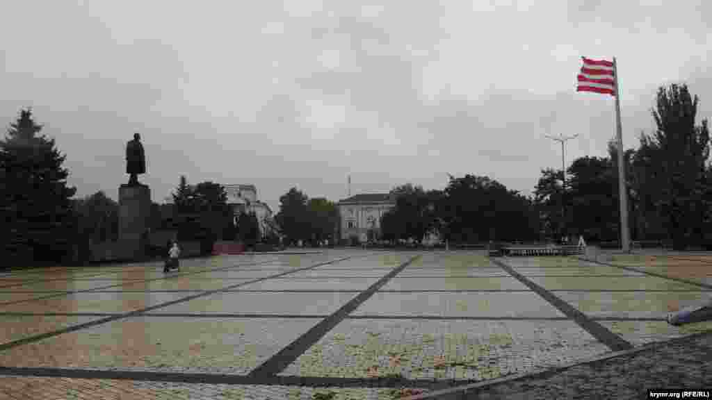 Площа Леніна вдень в суботу практично порожня
