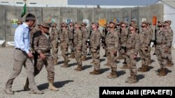 Генеральний секретар НАТО Єнс Столтенберґ (ліворуч) відвідує військову базу Басмайя поблизу Багдаду, 2018 рік