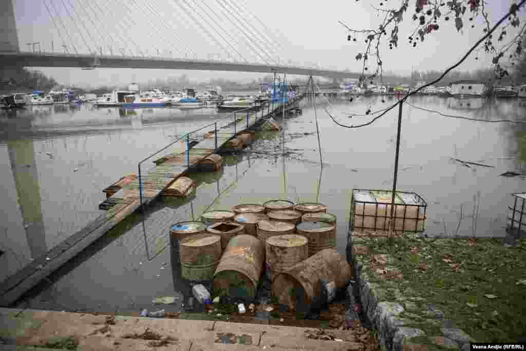 Plastične flaše, zarđala burad i drugi otpad plitaju rekom Sava u blizini Beogradskog sajma.