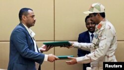 Mohamed Hamdan "Hemeti" Dagolo (desno) i predstavnik sudanske opozicije