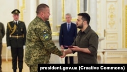 Президент України Володимир Зеленський вручає головнокомандувачу ЗСУ Валерію Залужному Хрест бойових заслуг, 6 травня 2022 року