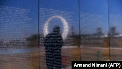 Spomen obilježje sa imenima žrtava masakra u Marini.