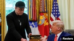 Дональд Трамп вручил Илону Маску символический ключ от Белого дома, Вашингтон, 30 мая 2025 года