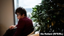 აქ მირიანი რაღაცაზე ჩაფიქრდა