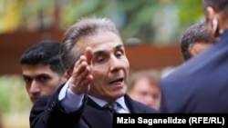 საკანონმდებლო ცვლილებებში ექსპერტები ბიძინა ივანიშვილის ინტერესებს ხედავენ.