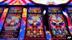 VLT automati u kasinu (fotoarhiv)