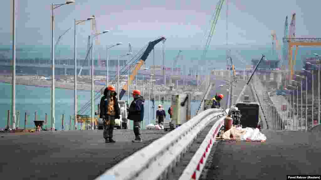 В Министерстве инфраструктуры Украины мост в Керченском проливе называют самостроем. Государство не разрешало его возведение