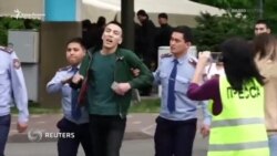 Против президента: массовые задержания на протестах в Алматы (видео) Против президента: массовые задержания на протестах в Алматы (видео)