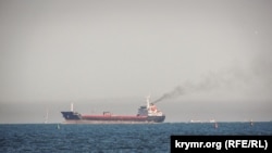 Суда ожидает очереди для прохода через Керченский пролив, апрель 2019 год