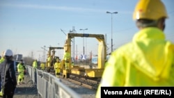 Kineski radnici rade na rekonstrukciji željeznice u Srbiji.