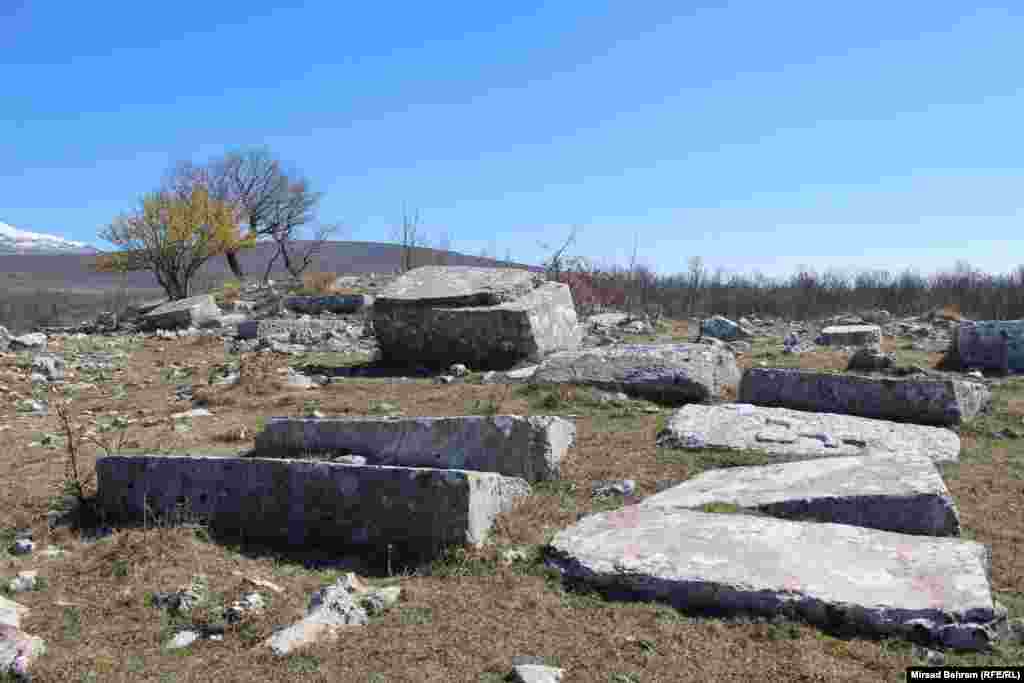Stećci na lokalitetu Humčica, pored sela Podvelež, su prilično očuvani, na njima se još uvijek prepoznaju reljefni motivi. Tu nekropolu su mještani očistili, rekao je doc.dr. Adis Zilić, profesor srednjovjekovne historije na Fakultetu humanističkih nauka Univerziteta “Džemal Bijedić”.