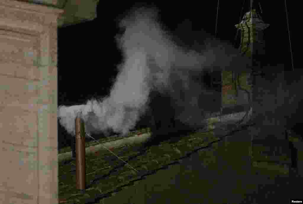 ვატიკანის სიქსტეს კაპელიდან თეთრი კვამლი ამოდის, რაც იმას მიანიშნებს, რომ ახალი პაპი იქნა არჩეული.