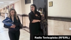 სოფიო პაპასკირი და მარიამ კერესელიძე, შსს-ის წარმომადგენლები სასამართლოში მიშა მშვილდაძის წინააღმდეგ პროცესზე