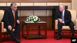 უნგრეთის პრემიერ-მინისტრი ვიქტორ ორბანი (მარცხნივ) რუსეთის პრეზიდენტს, ვლადიმირ პუტინს, შეხვდა ჩინეთში.