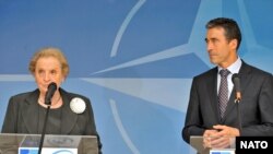 Голова групи експертів Мадлен Олбрайт та Генеральний секретар НАТО Андерс Фоґ Расмуссен під час прес-конференції у штаб-квартирі НАТО у Брюсселі, 4 вересня 2009 р.