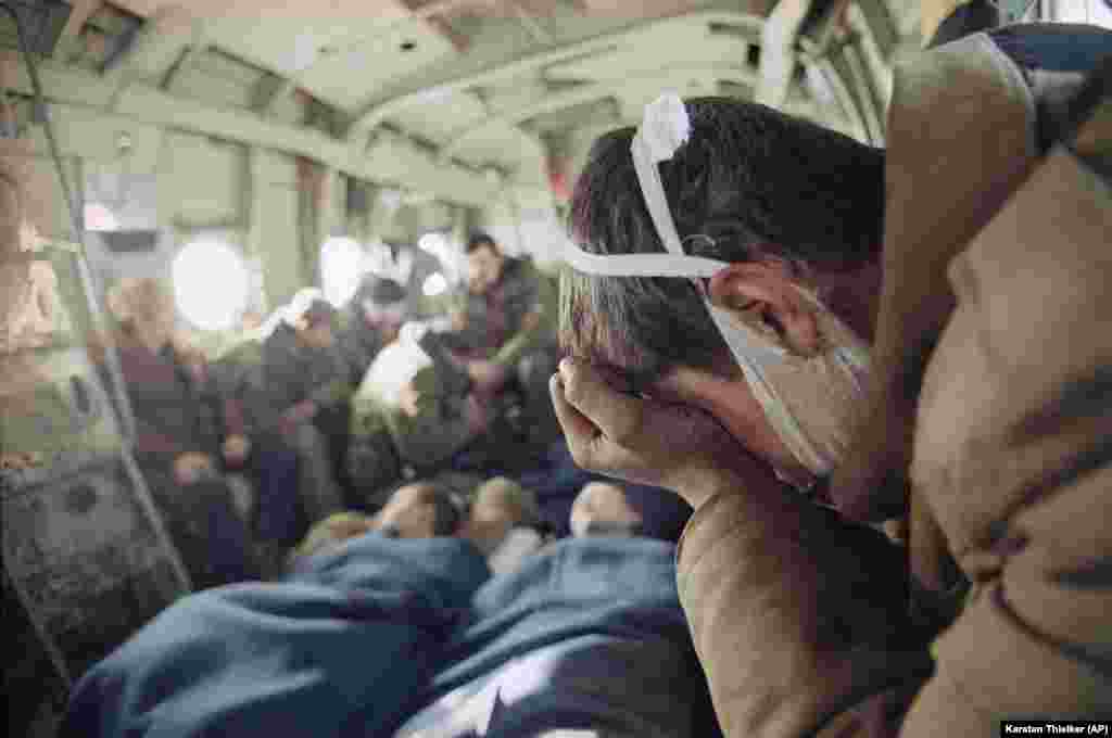 Ranjeni ruski vojnik plače tokom evakuacije helikopterom iz Groznog, 3. februar 1995.