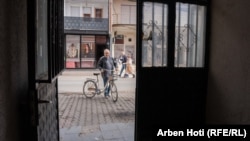 Hazir Šabani sa svojim biciklom, u Vučitrnu.