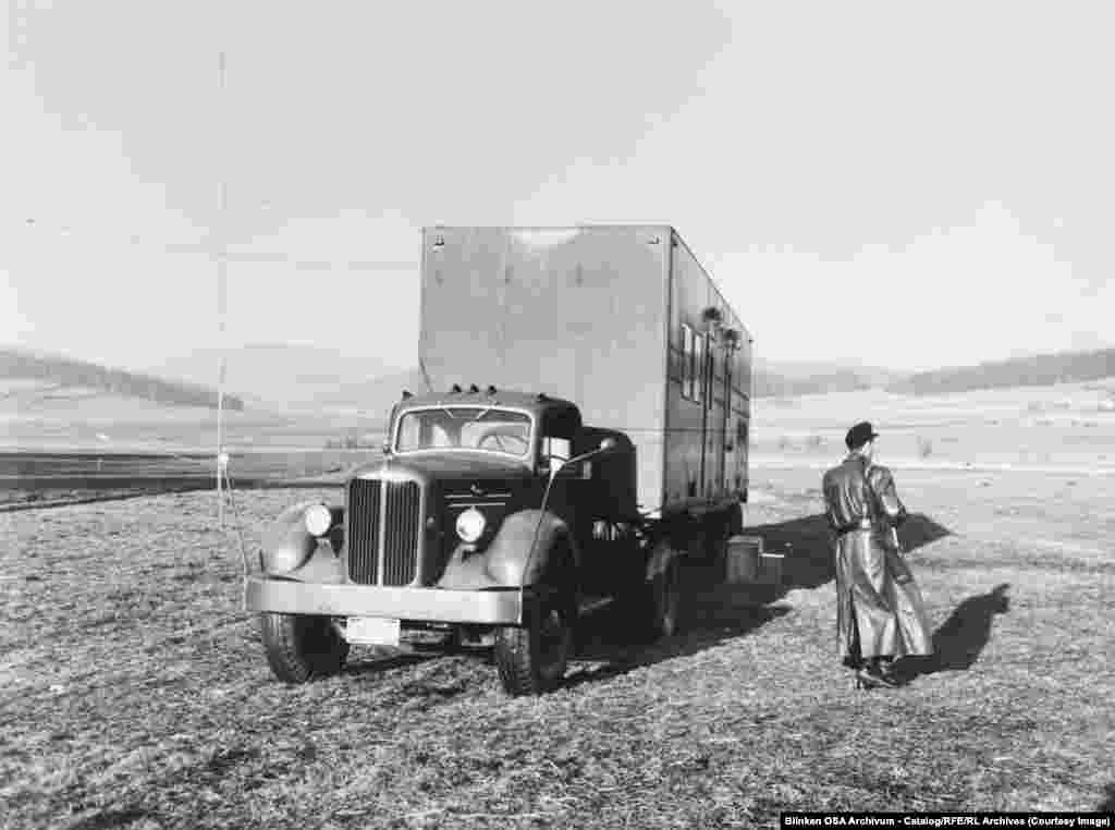 შეიარაღებული მცველი პატრულირებს საშუალო ტალღის რადიოგადამცემ სატვირთო მანქანასთან დასავლეთ გერმანიაში, ჩეხოსლოვაკიის საზღვართან, 1955 წელი.როდესაც კომუნისტურმა ქვეყნებმა რადიო თავისუფალი ევროპისა და რადიო თავისუფლების მაუწყებლობის ჩახშობა დაიწყეს, რადიო თავისუფალმა ევროპამ ათობით მობილური გადამცემი სადგური განათავსა, რომლებსაც რკინის ფარდის მახლობლად ფუნქციონირება შეეძლო.