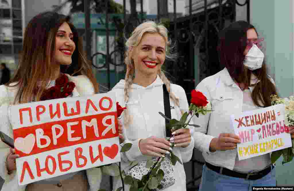 Žene na protestima u Moskvi u znak solidarnosti sa bjeloruskim demonstrantima 15. avgusta. Znak na lijevoj strani: "Vrijeme za ljubav je stiglo." Na znaku na desnoj strani stoji: "Žene su mir i ljubav. Živjela Bjelorusija."