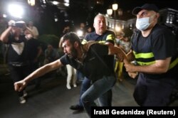 პოლიციას რუსთაველზე, პარლამენტის მიმდებარე ტერიტორიიდან გაჰყავს ძალადობრივი აქციის მონაწილე; 6 ივნისი, 2021 წელი