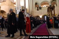 მრევლი სამების საკათედრო ტაძარში ლოცვას ესწრება.