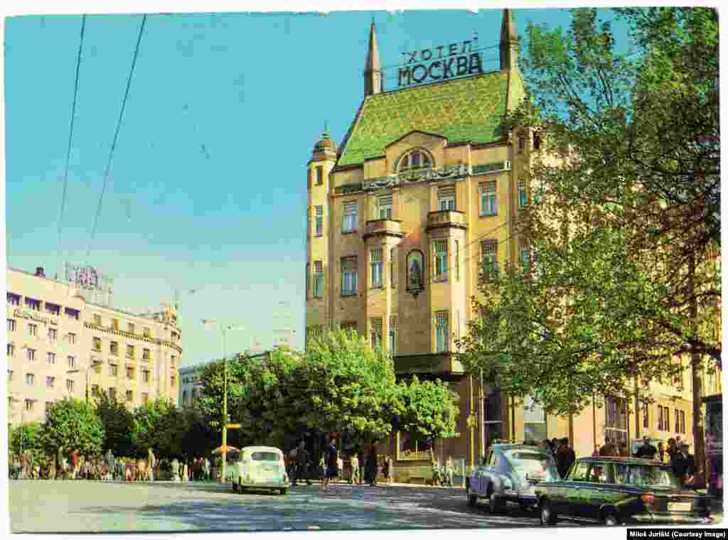 Najstariji beogradski Hotel Moskva (na fotografiji levo iz 1966. godine) koji još radi, kroz istoriju je bio svedok burnih dešavanja i promena u Beogradu. Tokom decenija svedočio je i izmenjenom izgledu svoje okoline.