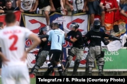 Golman Crvene zvezde Boban Bajković napada žandarma na dužnosti tokom utakmice sa Javorom, avgust 2013.