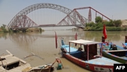 Čovjek pored čamca duž rijeke Ind blizu mosta Lansdaun u Sukuru, u južnoj pakistanskoj provinciji Sind, 28. april 2025.