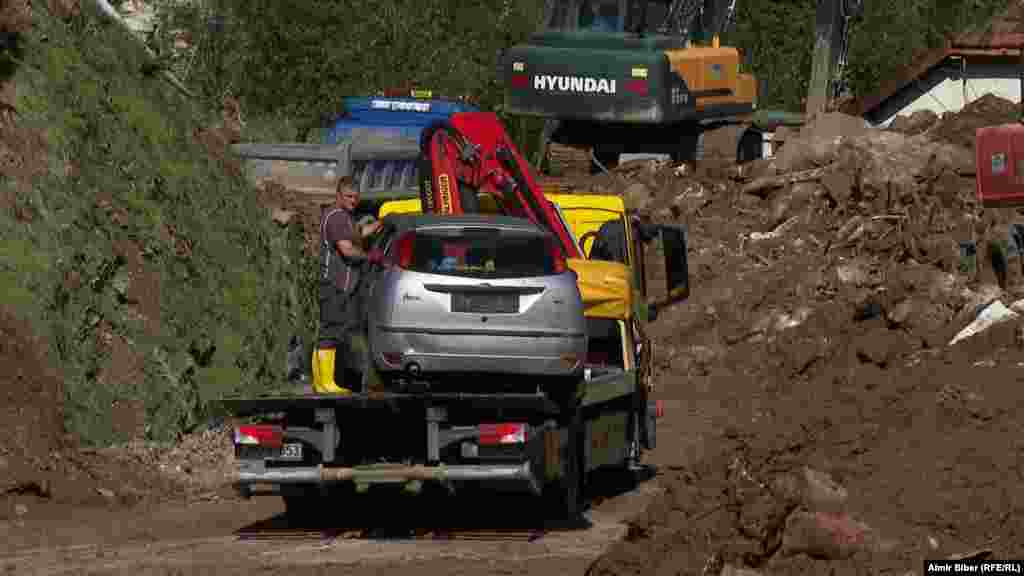 Djelatnici Automotokluba BiH (BIHAMK) odvoze uništeno vozili u Donjoj Jablanici, BiH, 8. 10. 2024.