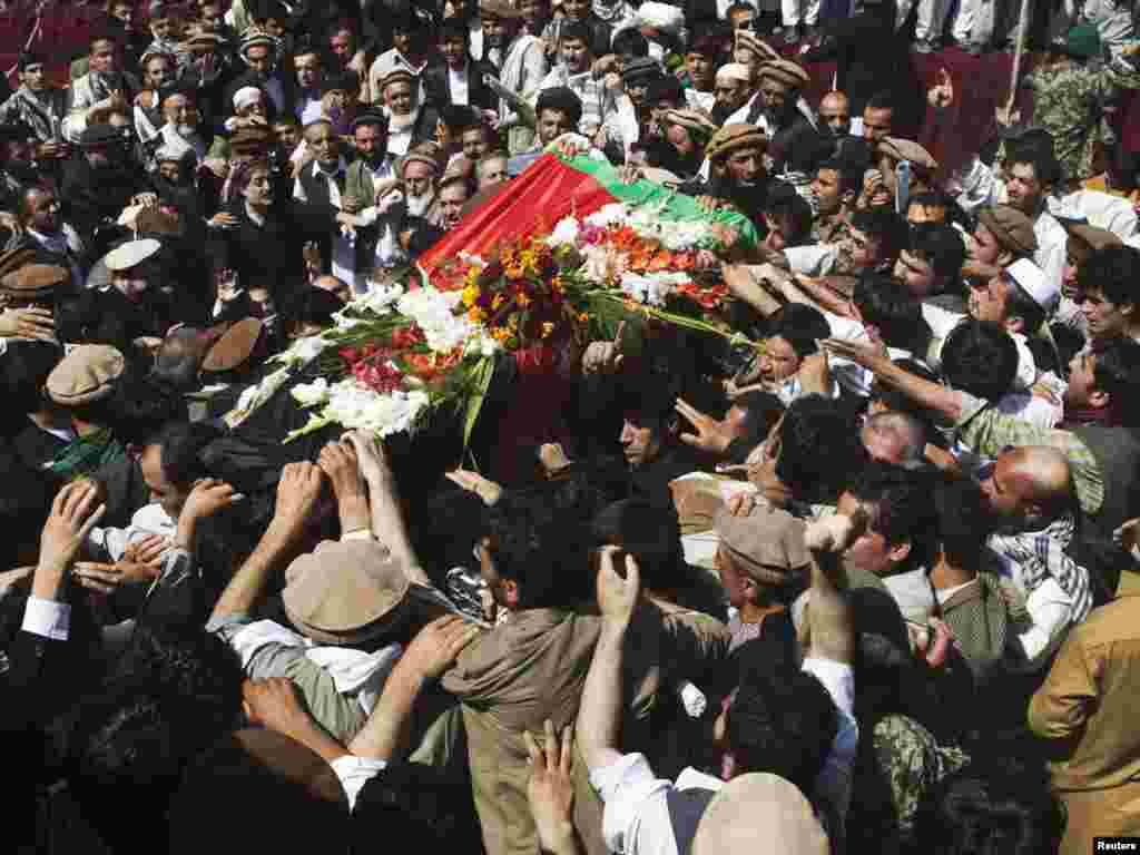 Afganistan - Sahrana bivšeg predsjednika Burhanuddina Rabbanija, koji je ubijen u napadu bombaša samoubojice, Kabul, 23.09.2011. Foto: Reuters / Ahmad Masood