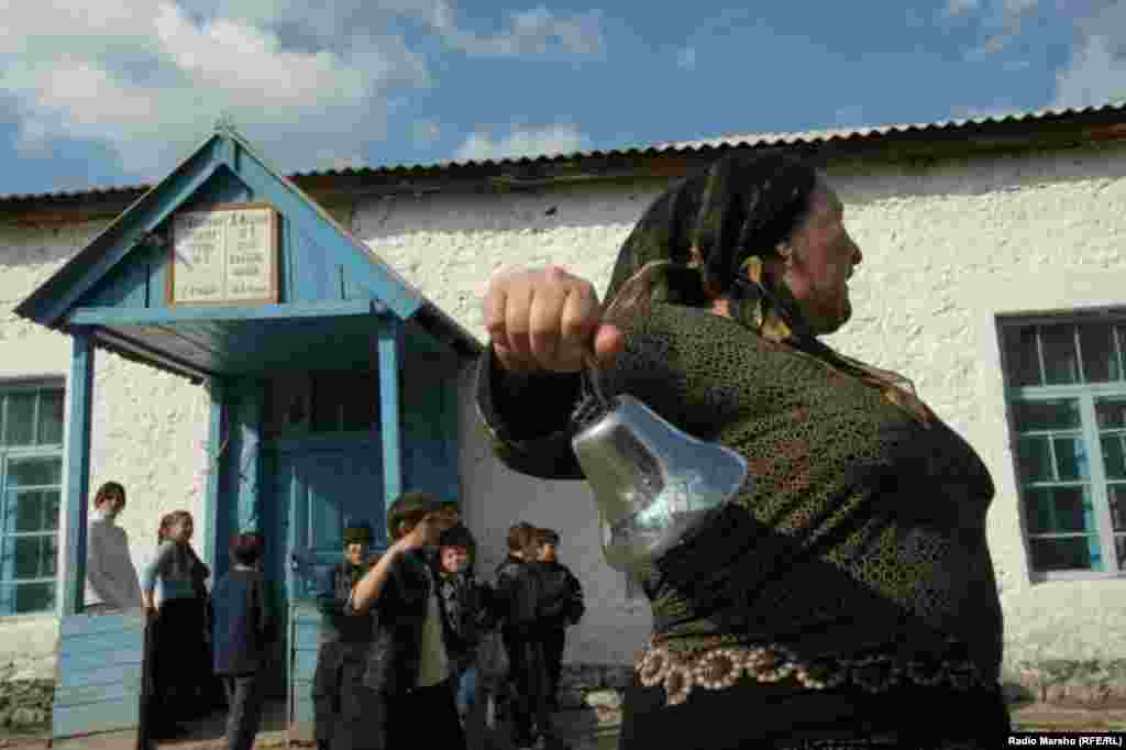 Čečenija - Prvi dan škole, selo Dišni-Vedeno, 1. septembar 2012. 